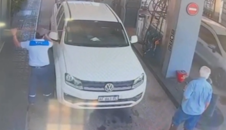 Se incendió un auto en una Estación de Servicio y empleados evitaron una tragedia